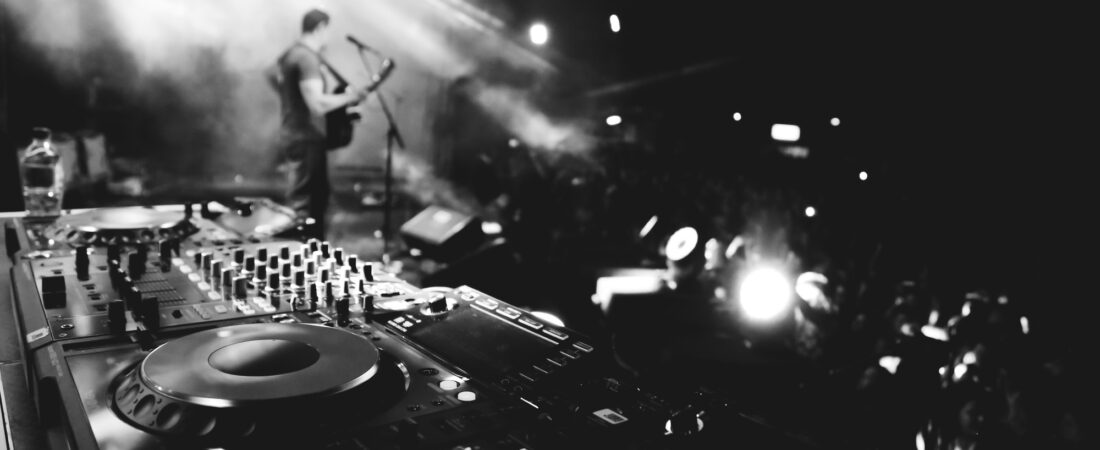Sådan får du gratis backstage-pas til koncerter – Tips der virker